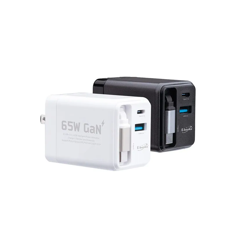 展示具備高效能轉換技術的 65W GaN 氮化鎵充電器，其內嵌收納線設計體現了對傳導阻抗管理與電子損耗減害的硬體實現。