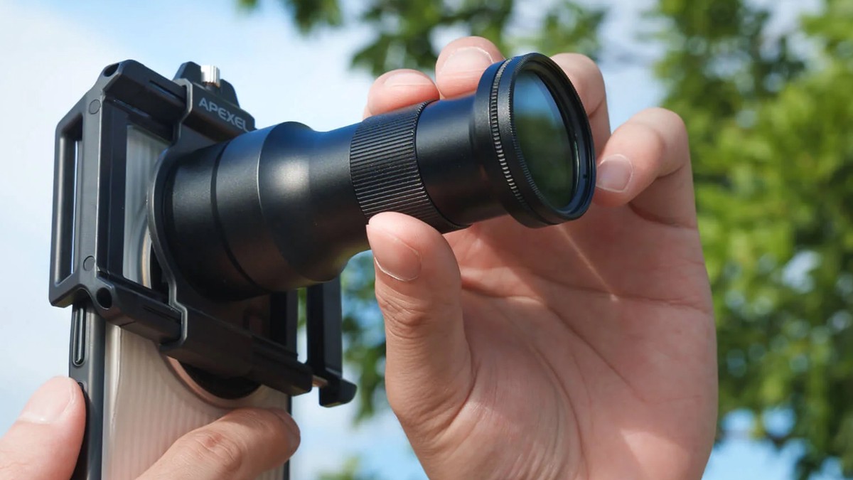 手機外接鏡頭畫質溢價主題視覺：呈現光學玻璃與塑膠鏡片解析力對比、各焦段鏡頭邊緣畫質衰減率，以及不同價位鏡頭的畫質階梯